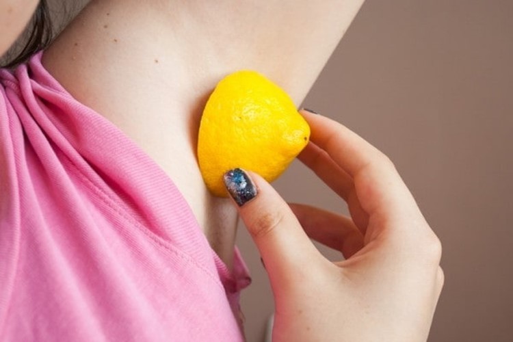Cắt đôi quả chanh chà lên nách giúp bạn ngăn ngừa mùi cơ thể cũng như giúp da nách trắng dần theo thời gian. 