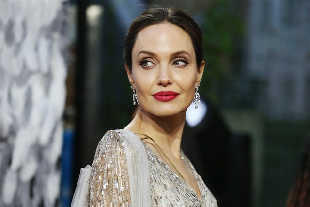 Việc Angelina Jolie yêu cầu thẩm phán mới có thể khiến vụ giải quyết ly hôn giữa cô và Brad Pitt kéo dài hơn. (Ảnh: Vanity Fair).