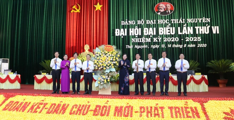  Đồng chí Nguyễn Thanh Hải, Ủy viên Trung ương Đảng, Bí thư Tỉnh ủy, Trưởng đoàn đại biểu Quốc hội tỉnh Thái Nguyên tặng hoa chúc mừng Đại hội.