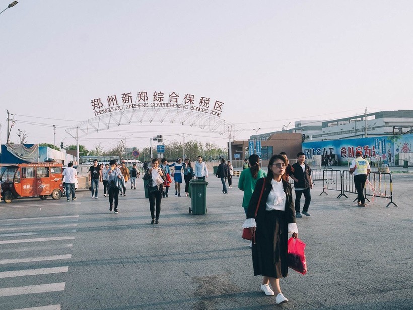 Những "thành phố iPhone" có thể trở thành dĩ vãng khi các đối tác của Apple dần chuyển dịch khỏi Trung Quốc. Ảnh: Business Insider.
