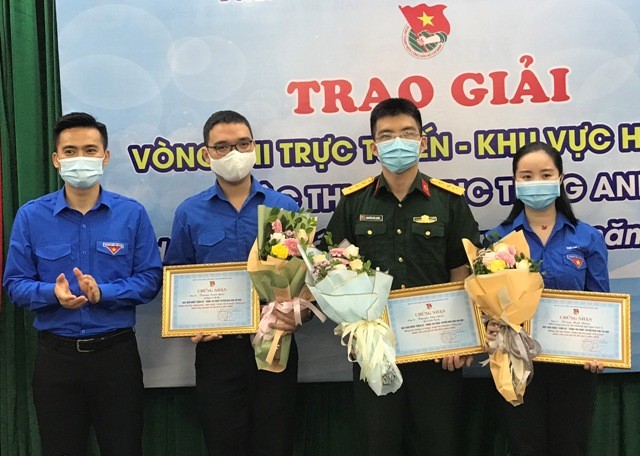 Phó Bí thư Thành đoàn Hà Nội trao giải cho 3 cán bộ trẻ đạt giải Nhất tuần.