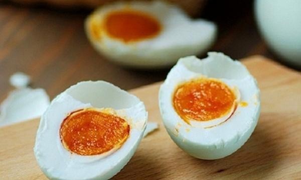 Không nên ăn nhiều trứng muối vì trong quá trình chế biến, trứng muối có sử dụng xút, vôi muối, chì ôxy hoá để ủ trứng.