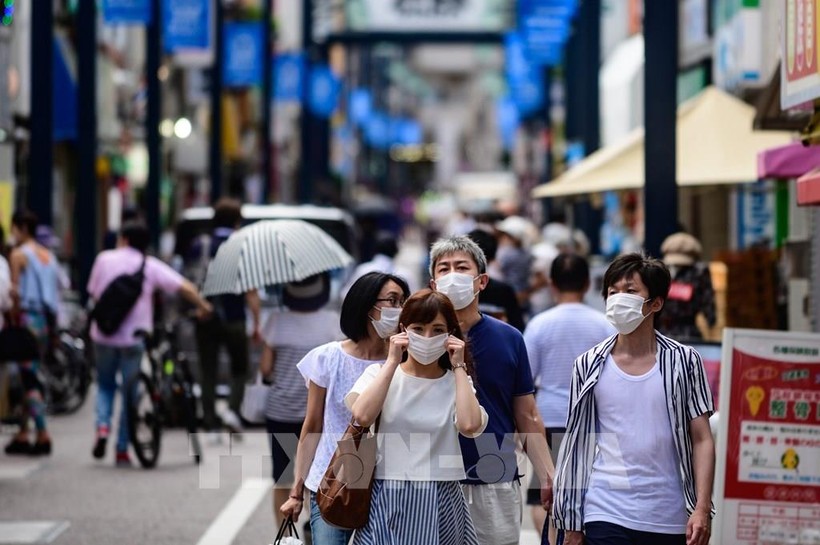 Người dân đeo khẩu trang để phòng lây nhiễm Covid-19, Nhật Bản, ngày 1/8/2020 (Ảnh: AFP/TTXVN).