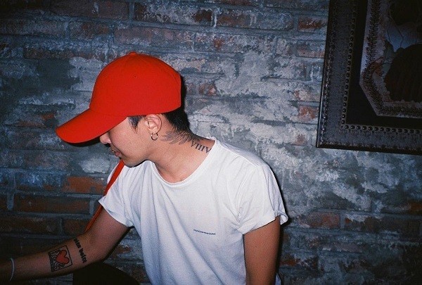 G-Dragon có nhiều hình xăm xuyên suốt sự nghiệp của mình, tạo thành "cuốn nhật ký" đặc biệt in trên da anh. Hình xăm trái tim màu đỏ trên tay nam thần tượng được lấy cảm hứng từ tác của nghệ sĩ Graffiti người Mỹ Keith Haring.
