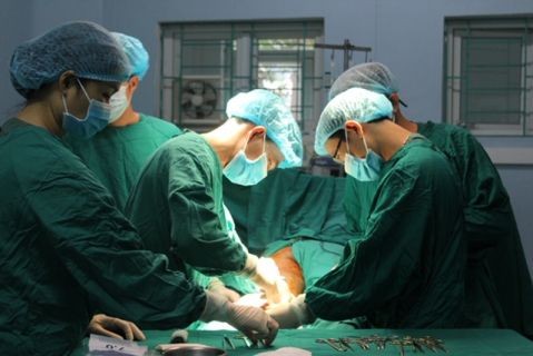 Các bác sĩ BV Đa khoa Hà Giang thực hiện ca phẫu thuật dưới sự hỗ trợ của các bác sĩ Bệnh viện Đại học Y Hà Nội. (BVCC).