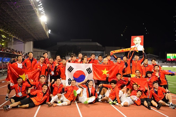 HLV Park Hang Seo cùng các cầu thủ giành huy chương vàng tại SEA Games 30.