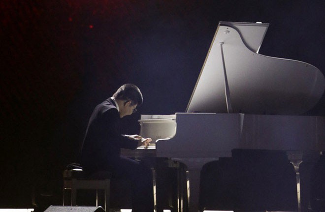 Bôm biểu diễn piano trong chương trình "WeChoice Awards 2017".
