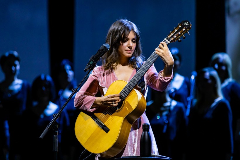 Katie Melua trên sân khấu với cây đàn guitar.
