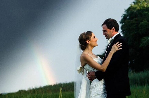 Nhưng sau cơn mưa trời lại sáng, sau sét và mưa thì cặp đôi mới cưới đã có thể chụp ảnh với cầu vồng. Ảnh: Alex Paul/ Facebook).