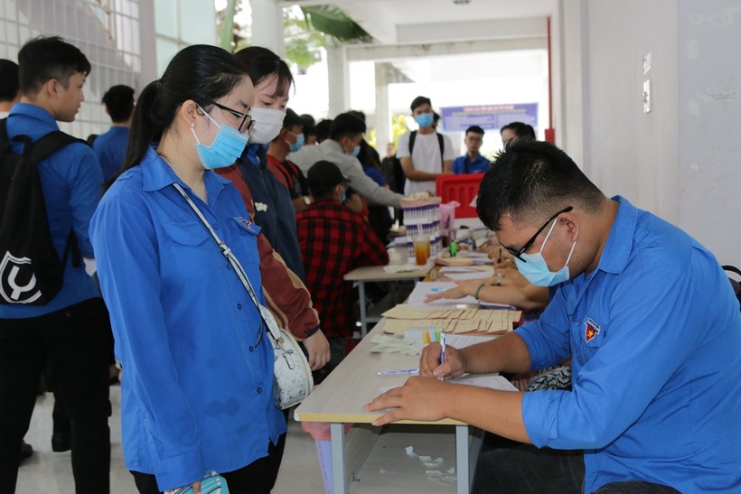 Đoàn viên thanh niên Trường ĐH Kiên Giang đăng ký tham gia hiến máu nhân đạo.