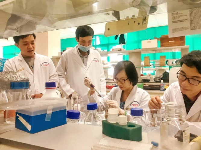 TS Trịnh Hoàng Kim Tú cùng các đồng nghiệp thực hiện đề tài nghiên cứu tại phòng thí nghiệm. Ảnh: NVCC.