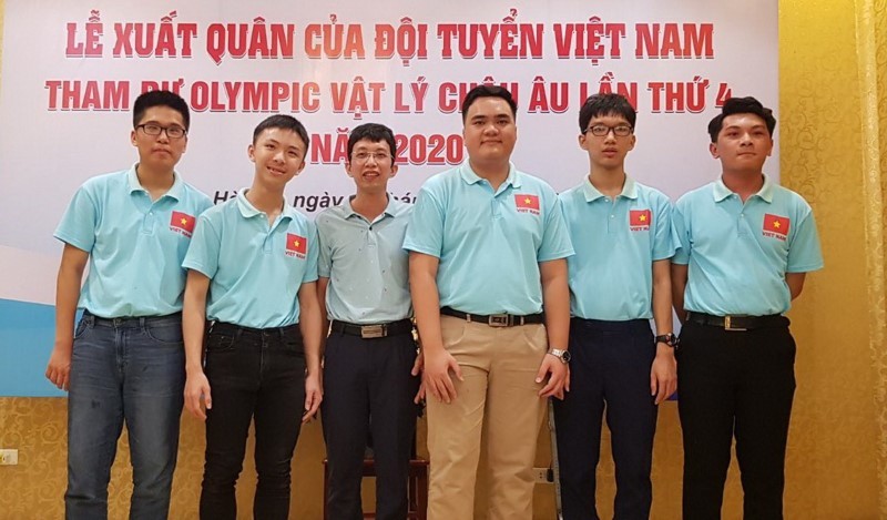 Nguyễn Mạnh Quân (thứ 2 từ phải sang) tại lễ xuất quân của đội tuyển Việt Nam tham dự EuPhO 2020.