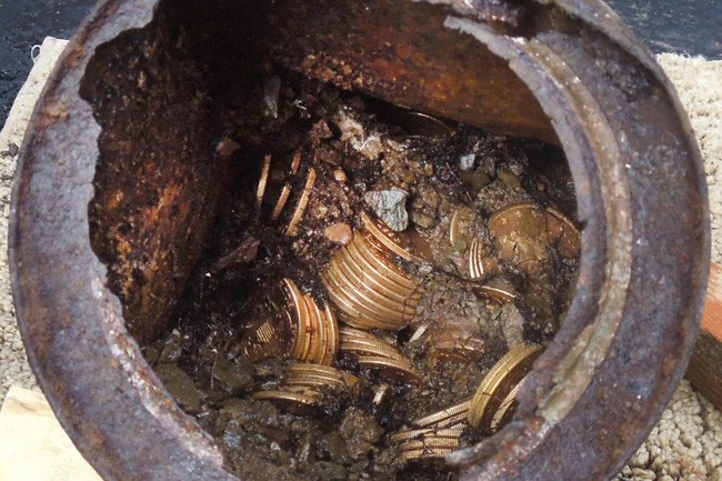 Hũ chứa những đồng tiền vàng do cặp vợ chồng ẩn danh tìm thấy.
