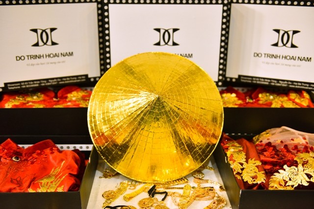 Cận cảnh chiếc nón lá dát vàng được NTK Đỗ Trịnh Hoài Nam mang sang Australia để quảng bá văn hóa áo dài 