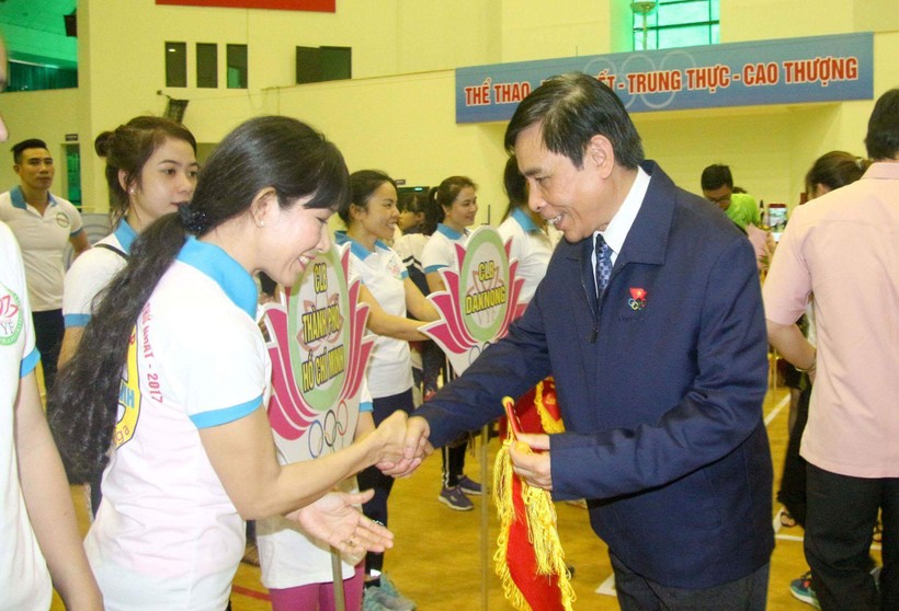 Ông Vũ Trọng Lợi - Chủ tịch Liên đoàn Yoga Việt Nam - trao cờ lưu niệm cho các đoàn dự thi