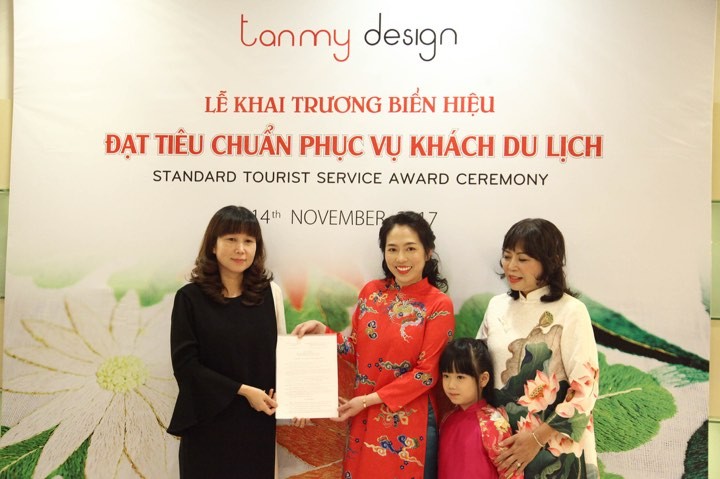 Phó Giám đốc Sở Du lịch Hà Nội Đặng Hương Giang trao giấy chứng nhận cơ sở đạt chuẩn phục vụ khách du lịch cho Tân Mỹ Design