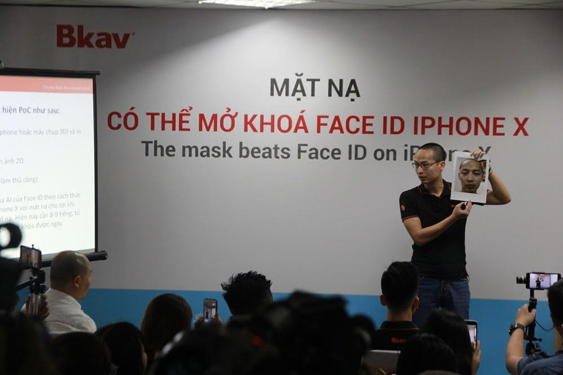 Ông Ngô Tuấn Anh trình diễn lại cách chế mặt nạ và "qua mặt" Face ID của Iphone X