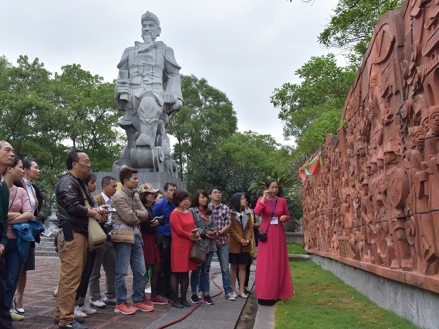 Du khách thăm quan di tích danh thắng An Phụ, nơi có tượng đài Hưng Đạo Đại Vương Trần Quốc Tuấn bằng đá xanh lớn nhất Việt Nam. 