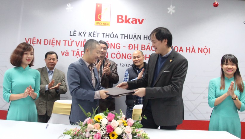 Lễ ký kết diễn ra trước sự chứng kiến của lãnh đạo Trường ĐH Bách khoa Hà Nội, Vụ Công nghệ cao (Bộ KH&CN).