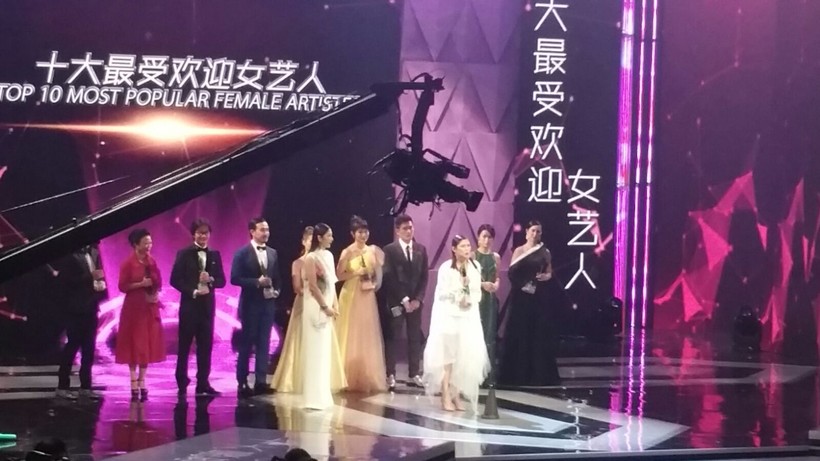  Diễn viên Pan Ling Ling với thiết kế màu trắng tao nhã của Lu Wenting lúc nhận giải thưởng “Top 10 Nghệ sĩ Nữ được Yêu thích Nhất”