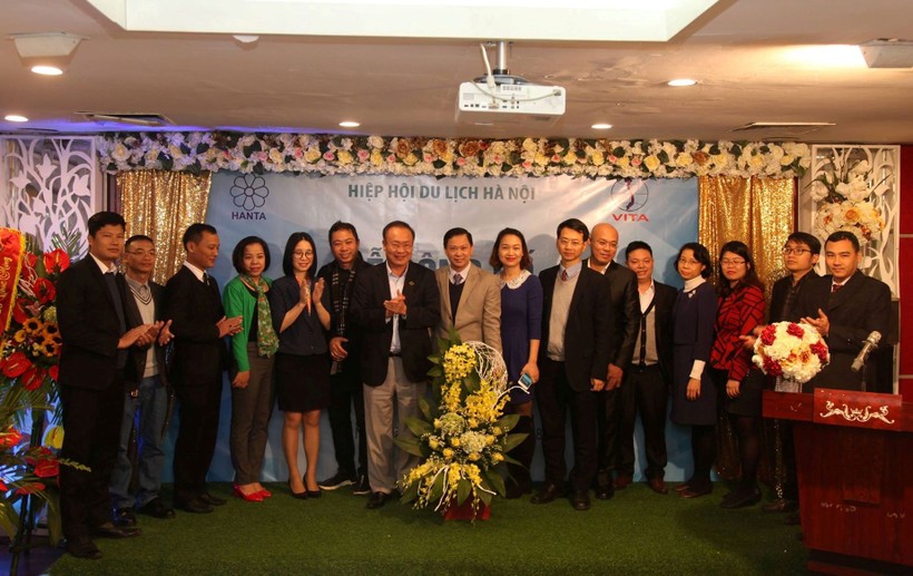 Ban chấp hành lâm thời Chi hội hướng dẫn viên du lịch Hà Nội tại lễ ra mắt