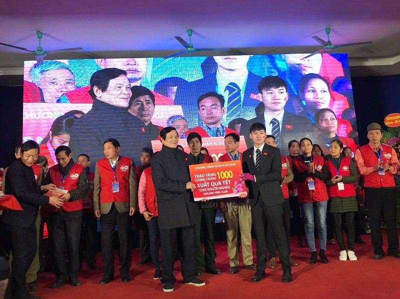 Ban tổ chức Chương trình trao quà tượng trưng cho đại diện UBND huyện Thạch Thất