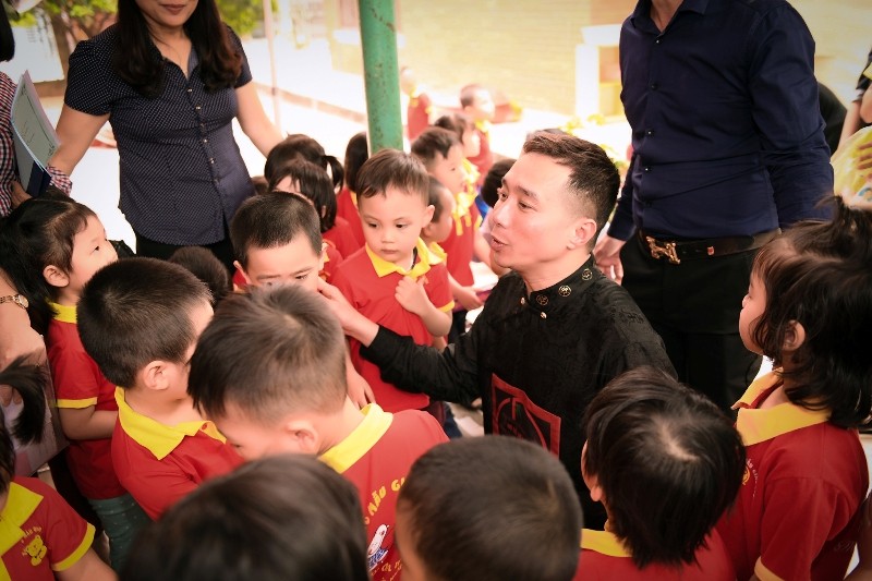 NTK ĐỖ Trịnh Hoài Nam chia sẻ với các em nhỏ tại làng trẻ em SOS tại Việt Trì – Phú Thọ.