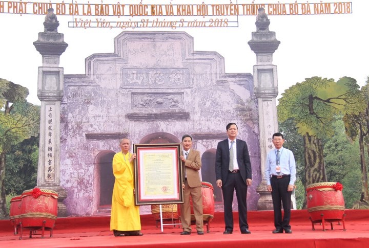 Đại diện UBND huyện Việt Yên và trụ trì chùa Bổ Đà đón nhận Quyết định của Thủ tướng công nhận Môc bản chùa Bổ Đà là Bảo vật Quốc gia