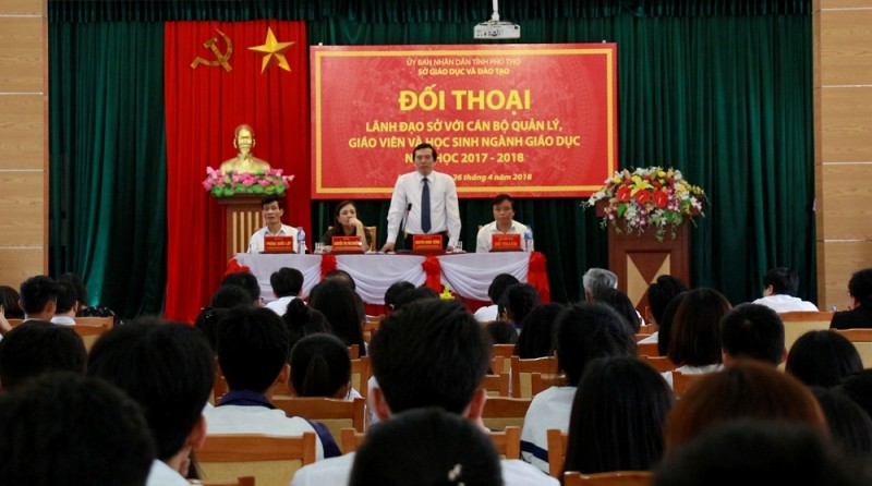 Ông Nguyễn Minh Tường - Giám đốc Sở GD&ĐT - chủ trì cuộc đối thoại
