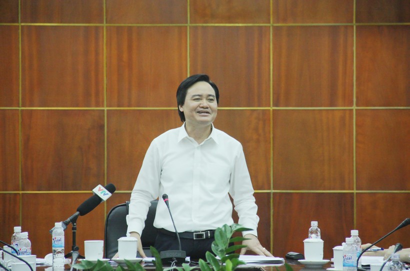 Bộ trưởng Bộ GD&ĐT Phùng Xuân Nhạ phát biểu tại cuộc họp 