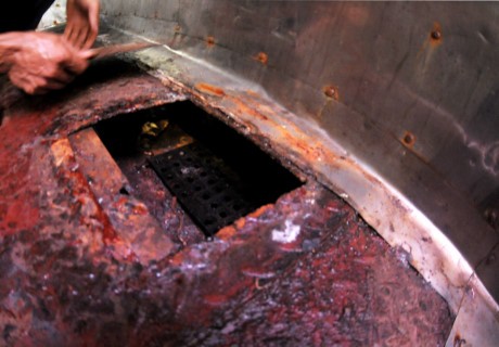 Hầm bảo quản thủy sản bên trong tàu thép của ngư dân Bình Định bị gỉ sắt nghiêm trọng. Ảnh M.Hoàng (theo báomới.com)