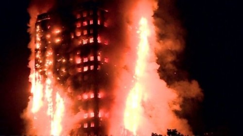 Hình ảnh đám cháy tại tòa nhà 27 tầng ở Anh - Ảnh: BBC.