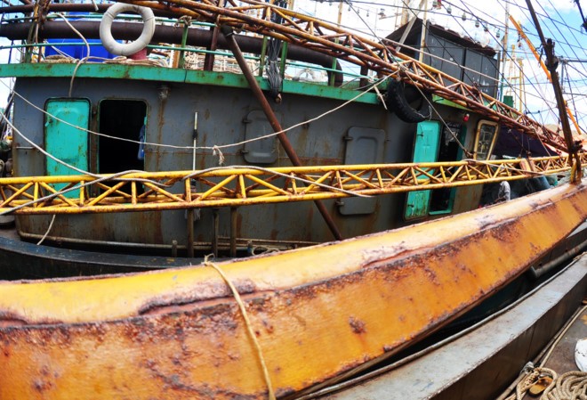 Hàng loạt tàu vỏ thép mới bàn giao đã gỉ sắt, xuống cấp nằm bờ khiến ngư dân Bình Định khốn khổ. (Ảnh minh họa, theo Zing.vn)
