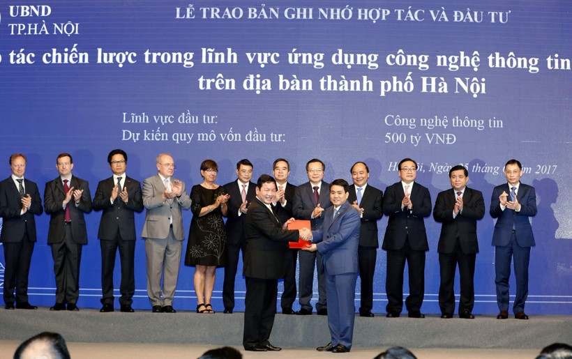 Dưới sự chứng kiến của Thủ tướng Chính phủ, Chủ tịch UBND Thành phố Hà Nội Nguyễn Đức Chung trao chứng nhận hợp tác đầu tư hệ thống giao thông số cho Chủ tịch HĐQT FPT Trương Gia Bình. Ảnh; VGP