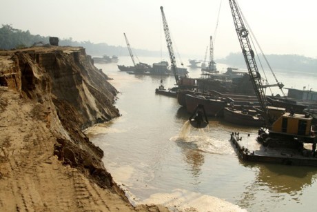 Khúc sông Lô thuộc địa phận huyện sông Lô (Vĩnh Phúc), bị các tàu khai thác cát múc sâu vào đất sản xuất của người dân. Ảnh: TTX 