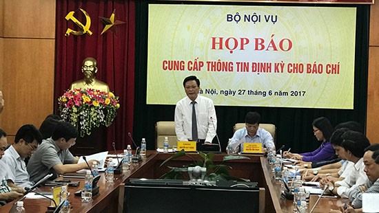 Thứ trưởng Bộ Nội vụ Nguyễn Duy Thăng phát biểu tại họp báo. (theo Báo điện tử Đảng Cộng sản Việt Nam)