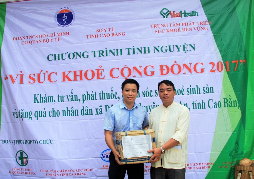 Ông Bùi Mạnh Hà (bên trái) – Giám đốc Công ty THHN dược phẩm Đa Phúc đại diện đoàn tình nguyện trao tặng quà cho đại diện lãnh đạo xã Dân Chủ.
