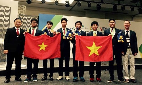 Đoàn Việt Nam làm nên thành tích lịch sử tại Olympic Toán học 2017. Ảnh từ facebook Lê Anh Vinh.