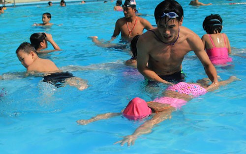 Tập bơi - giải pháp hiệu quả chống đuối nước ở trẻ em. (ảnh minh họa, theo Sống khỏe.vn)