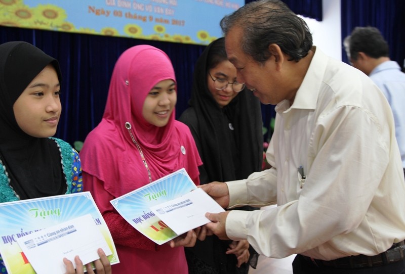 Phó Thủ tướng Trương Hòa Bình trao học bổng cho các em học sinh người Chăm. Ảnh: VGP