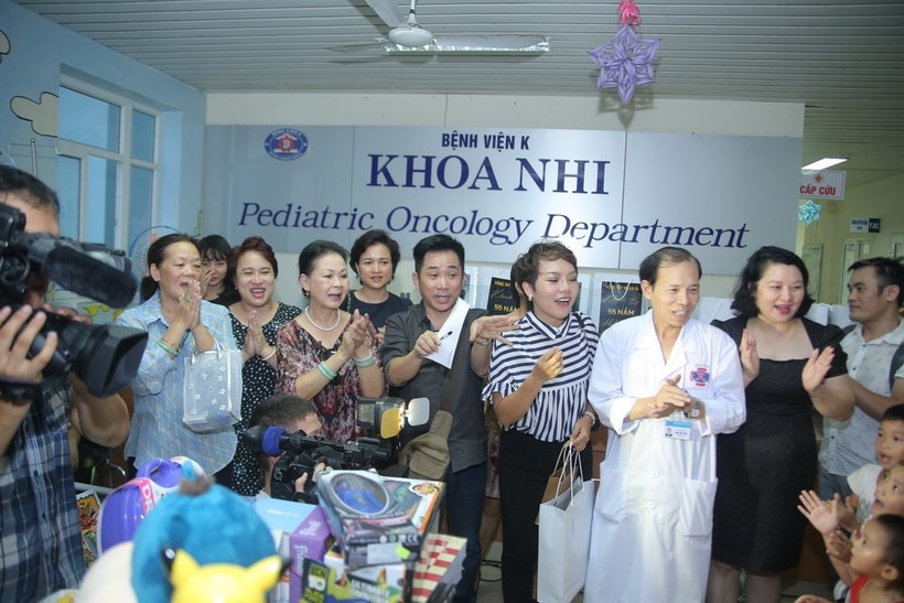 Ca sĩ Khánh Ly cùng ê kíp và các bác sĩ Bệnh viên K Tân Triều hát tặng các bệnh nhân nhí những ca khúc của Trịnh Công Sơn