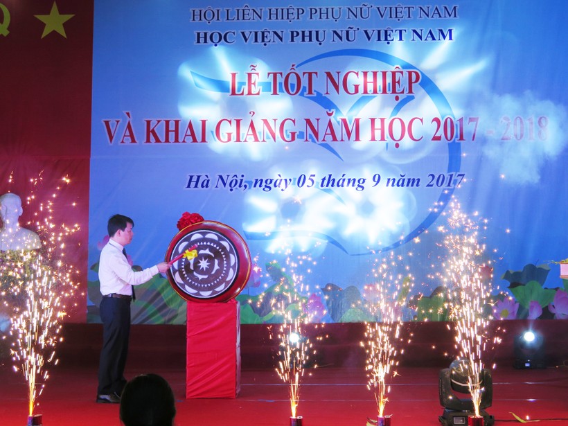TS Trần Quang Tiến Giám đốc học viện Phụ nữ Việt Nam đánh trống khai trường năm học mới.