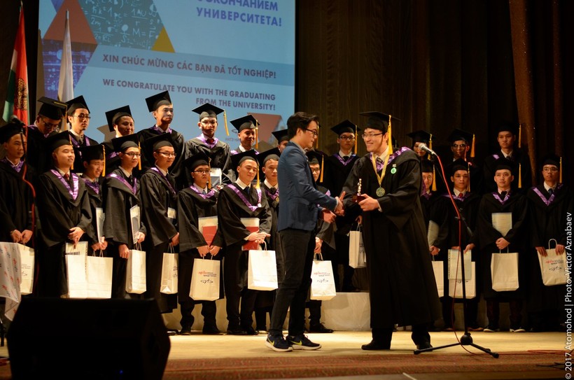 Nguyễn Trị - một trong những sinh viên Việt Nam ưu tú nhất trong khóa học nhận bằng tốt nghiệp.