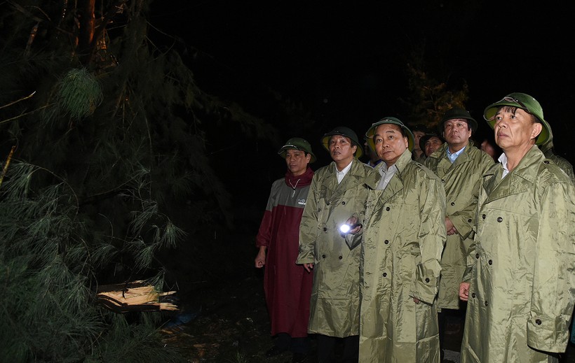 Thủ tướng Chính phủ Nguyễn Xuân Phúc  trực tiếp chỉ đạo khắc phục hậu quả bão số 10 tại Quảng Bình ảnh VGP/Quang Hiếu 