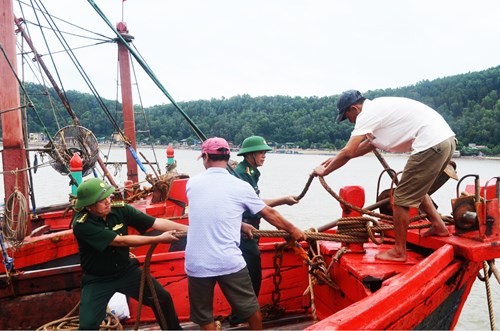 Bộ đội Biên phòng Nghệ An giúp dân neo đậu tàu, thuyền tránh bão. Ảnh: QĐND