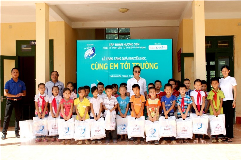 Trao tặng quà cho các em học sinh trường tiểu học Sảng Mộc, huyện Võ Nhai, tỉnh Thái Nguyên