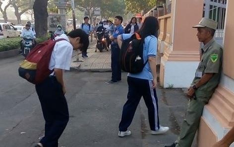 Học trò trường Lê Hồng Phong mỗi sáng đều cúi chào bác bảo vệ. Ảnh minh họa, theo Internet)