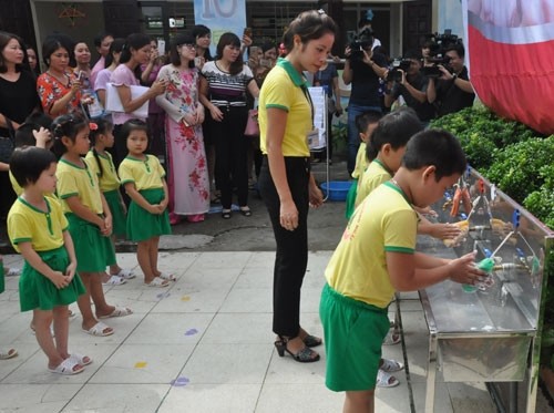 Học sinh Trường Mầm non Hương Ngải (xã Hương Ngải, huyện Thạch Thất) thực hành vệ sinh bàn tay phòng bệnh tay chân miệng.