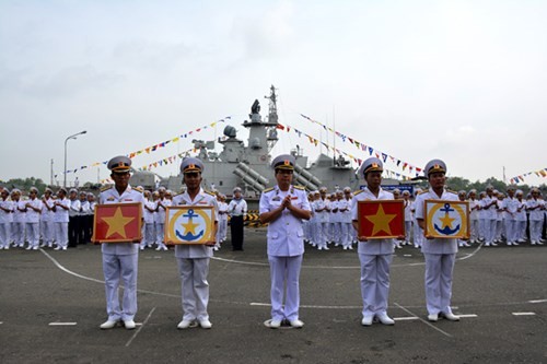 Lãnh đạo Vùng 2 Hải quân đã trao Quốc kỳ và Hải kỳ cho các đồng chí truyền trưởng, chính trị viên 2 tàu. (Ảnh QĐND)