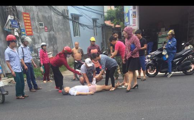 Anh Lộc đang được người dân cầm máu sau khi bị trúng đạn.